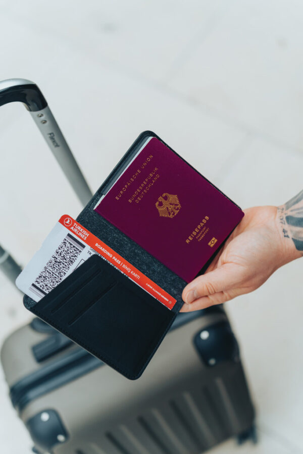 Trackmate RCS rpolyester passport holder worldwide locating - Image 10