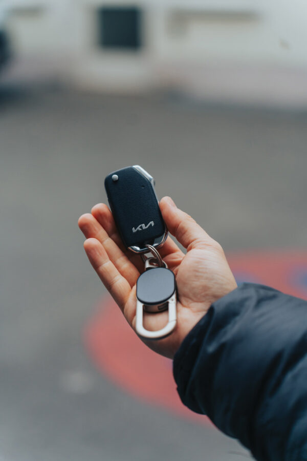 Keyfinder keychain with worldwide locating and USB C - Image 10