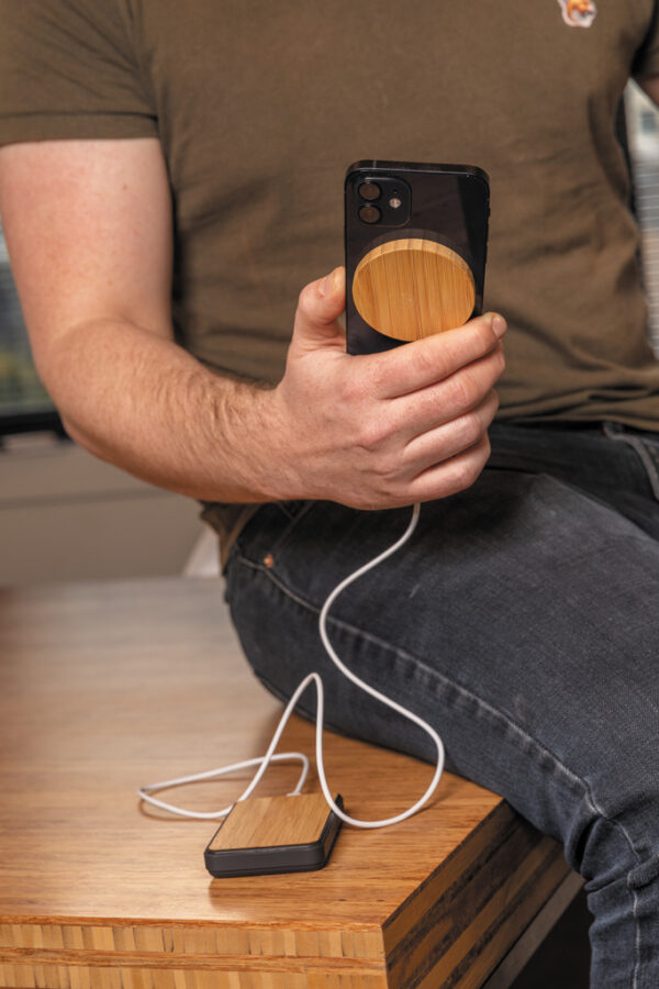 10W bamboo magnetic wireless charger - Image 9