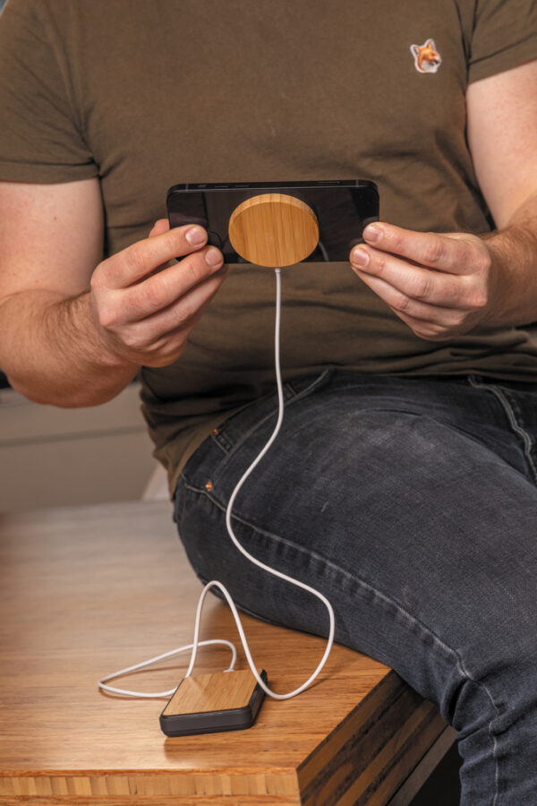 10W bamboo magnetic wireless charger - Image 10