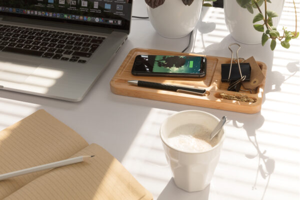 Bamboo desk organiser 10W wireless charger - Image 7